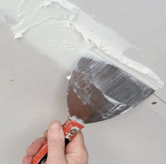 Slätt innertak: Lägg på rikligt med spackelmassa i skarvarna Slätt innertak: Lägg på rikligt med spackelmassa i skarvarna